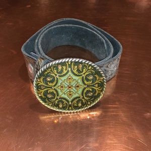 Detailed belt with buckle